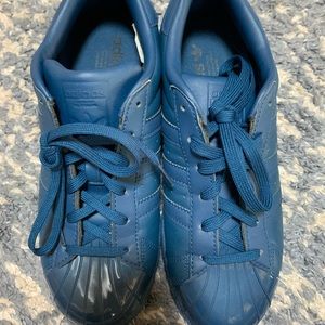 New never worn, Adidas women shoes 7.5